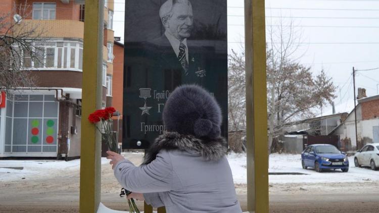 В Георгиевске на Аллее Славы открыли памятный знак Герою Социалистического труда