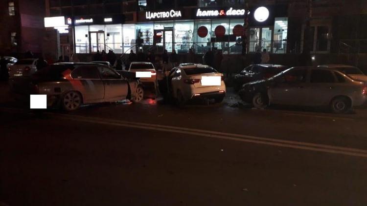 В Ставрополе столкнулись 5 автомобилей из-за несоблюдения правил очередности проезда