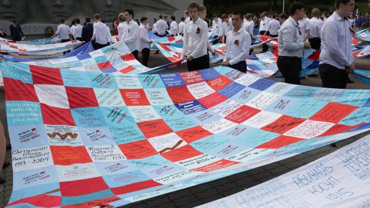 Школьники Ставрополя сшили огромный «Солдатский платок» к 9 мая