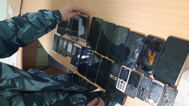 Свёртки с 25 мобильниками пытались перебросить в колонию на Ставрополье