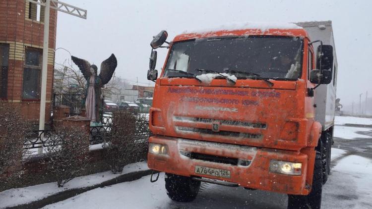 Спецавтомобили ПАСС СК дежурят на заснеженных ставропольских дорогах