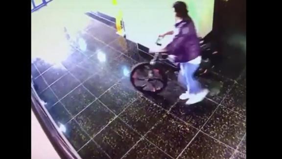 В Ставрополе неизвестная женщина украла велосипед из подъезда на Ленина