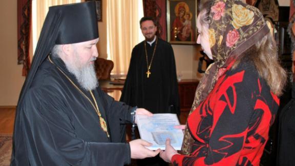 Епископ Кирилл передал родителям Димы Захарова сертификат на приобретение медицинского оборудования