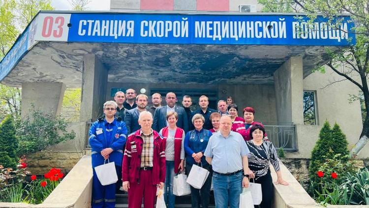 На Ставрополье актив «Единой России» поздравил сотрудников скорой помощи
