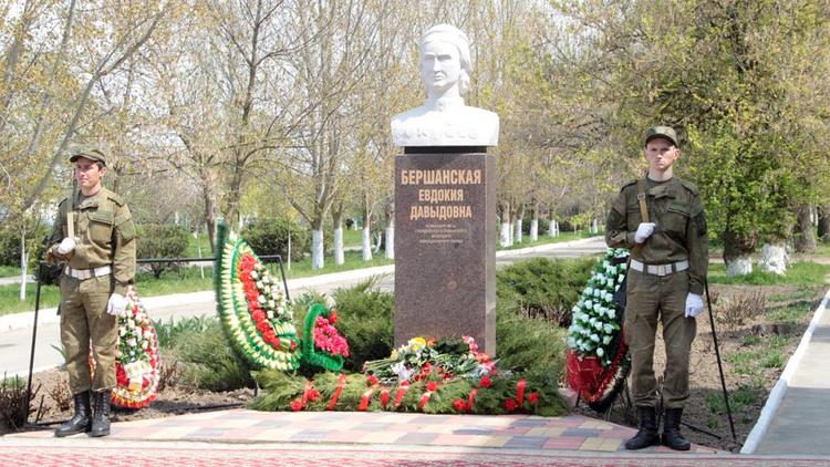 В Благодарном открыли памятник легендарной летчице Евдокии Бершанской