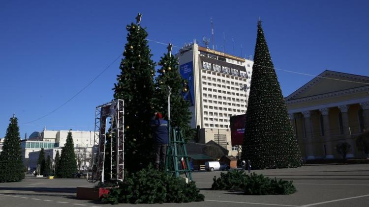 С площади Ленина в Ставрополе убирают новогодние конструкции