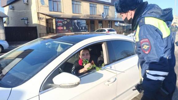 На Ставрополье автоинспекторы поздравили женщин в преддверии Дня матери