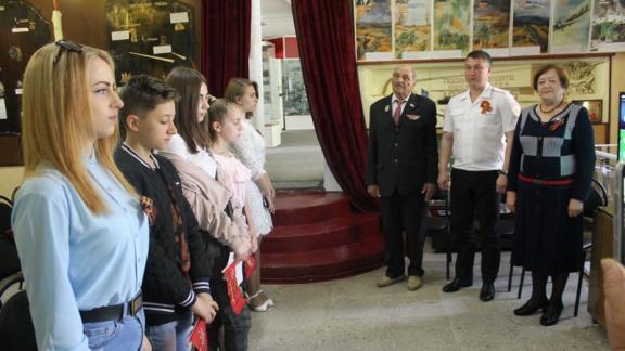 В Андроповском районе ветеран ВОВ вручил паспорта юным ставропольцам
