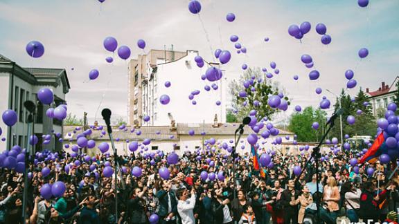 В Ставрополе почтили память жертв геноцида армян, запустив в небо воздушные шары