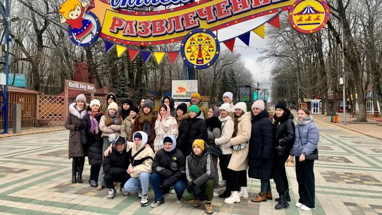 Дети из ЛНР опробовали лёд в парке Победы Ставрополя