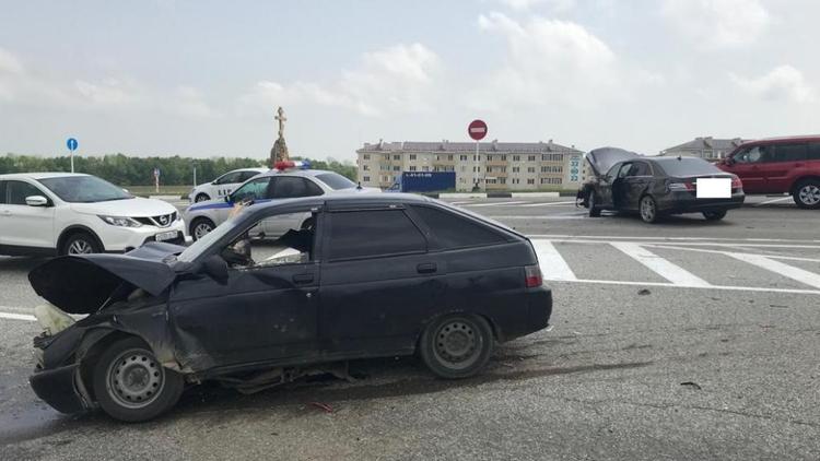 В Шпаковском районе столкнулись два автомобиля: 3 человека пострадали