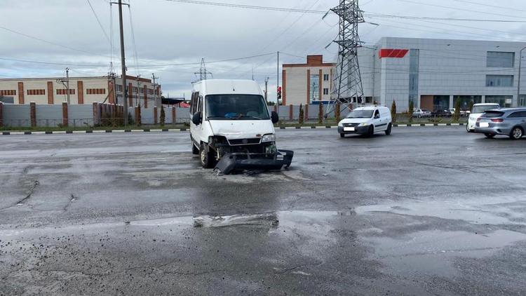В Ставрополе водитель легковушки получила перелом бедра в ДТП с маршруткой