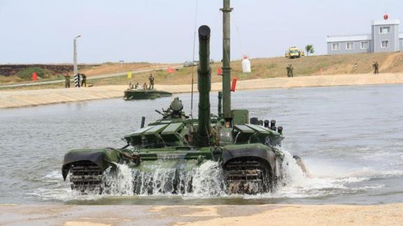Ставропольцы водят танки под водой в Волгоградской области