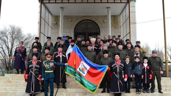 В станице Расшеватской казачье знамя освятили в храме