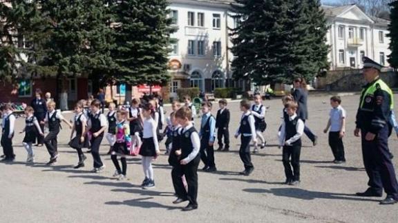 В Лермонтове школьники провели танцевальный флешмоб «Держи дистанцию!»