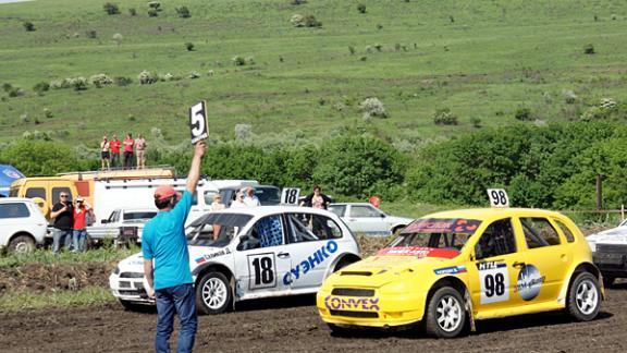 Главный приз автокросса - автомобиль «Лада-Калина» достался тюменцам за волю к победе