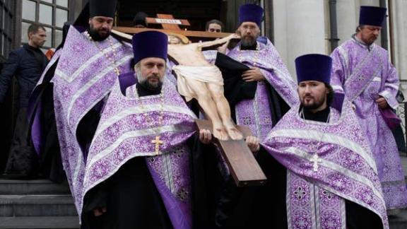 Крестным ходом по улицам Ставрополя пронесли Святой Крест, освященный у Гроба Господня