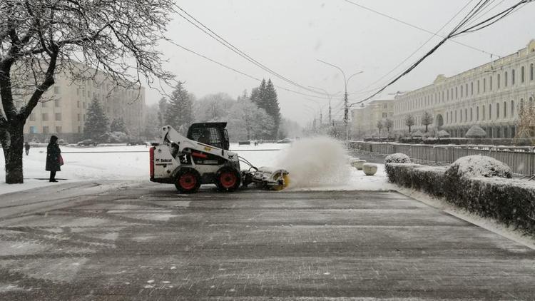 Последствия снегопада на дорогах Ставрополя устраняют 80 единиц техники