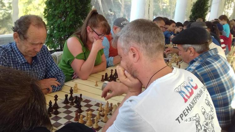Турнир «Шахматный бульвар» собрал жителей Кисловодска в День города