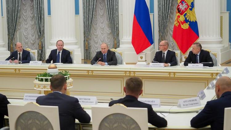 Владимир Путин пожелал избранным губернаторам работать «напряжённо»