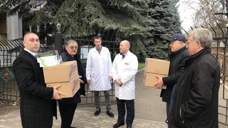 Медикам «красной зоны» в Пятигорске передали сладости и чай
