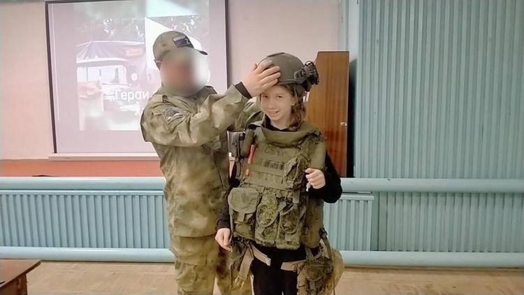 Боец казачьей бригады «Терек» провёл инструктаж для ипатовских школьников