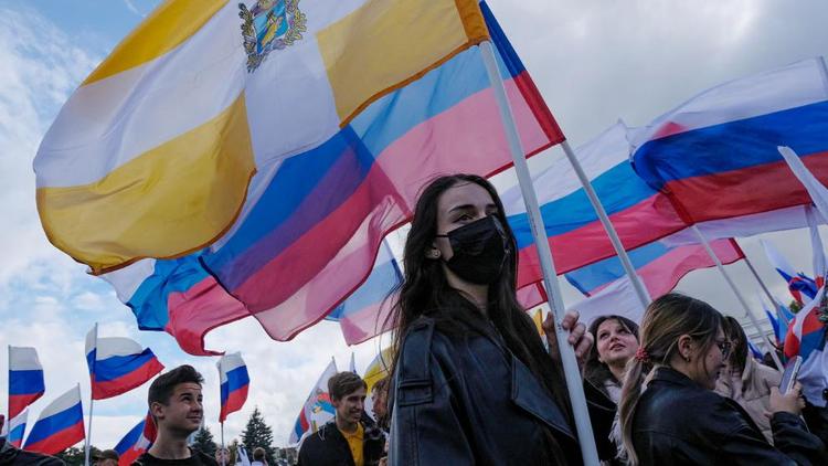 Накануне Дня флага России в Невинномысске торжественно подняли триколоры