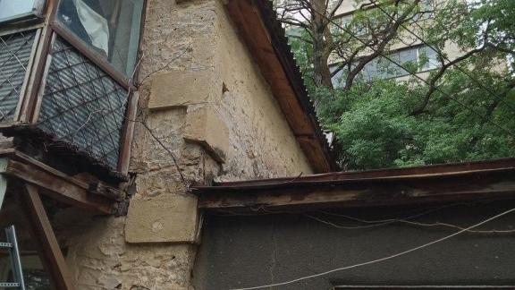 Жильцы дома на улице Клары Цеткин в Кисловодске жалуются на залитые водой стены