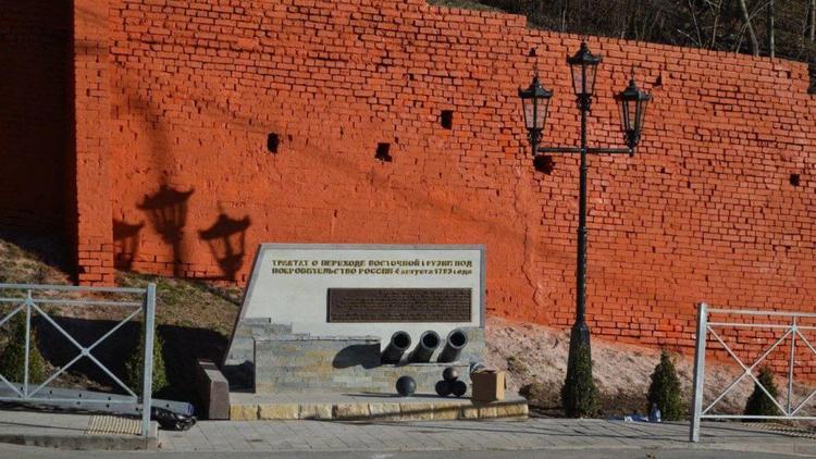 На Ставрополье завершено благоустройство въездной группы «Георгиевская крепость»
