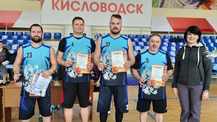 В Кисловодске на городском турнире определили лучшие команды по стритболу
