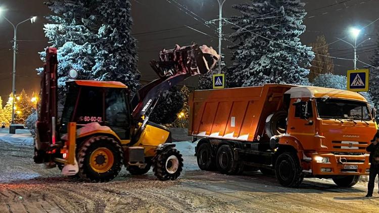 В Ставрополе на уборку снега вывели около 110 единиц техники