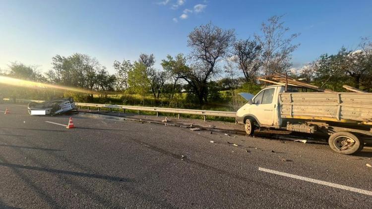 В Предгорном округе Ставрополья водитель врезался в грузовик и перевернулся