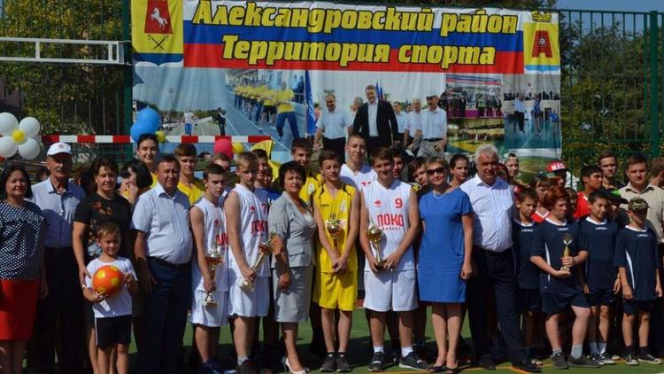 На территории средней школы в Александровском открылась спортивная площадка