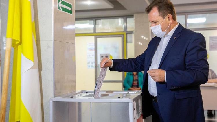 Глава Ставрополя проголосовал в третий день выборов 