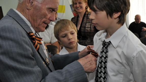 Иван Антоненко, ветеран Великой Отечественной, встретился с воспитанниками приюта для детей