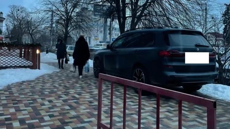 Водитель внедорожника в Ставрополе ответит за парковку на тротуаре