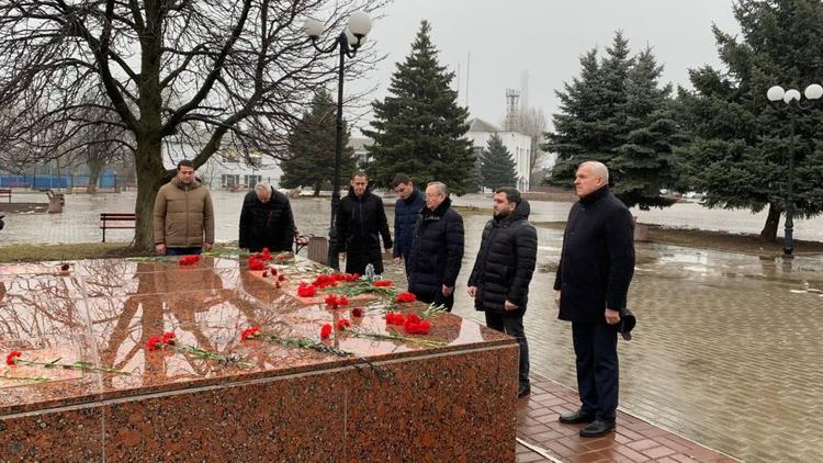 В ЛНР делегация депутатов Думы Ставрополья почтила память героев Великой Отечественной войны