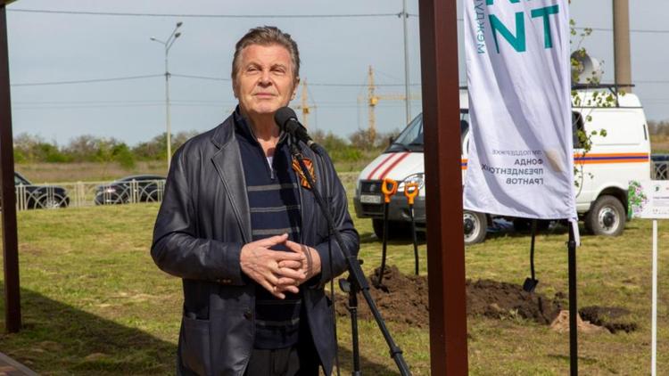 В Ставрополе звёзды эстрады приняли участие в экологической акции «Сад памяти»