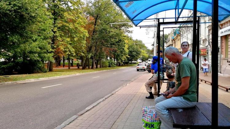 В Ставрополе благоустраивают тротуары и остановочные пункты