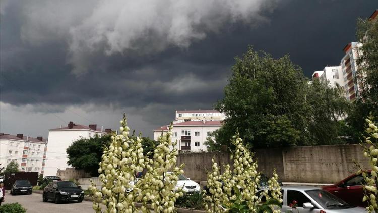 МЧС предупредило о ливнях с грозой, градом и сильным ветром на Ставрополье