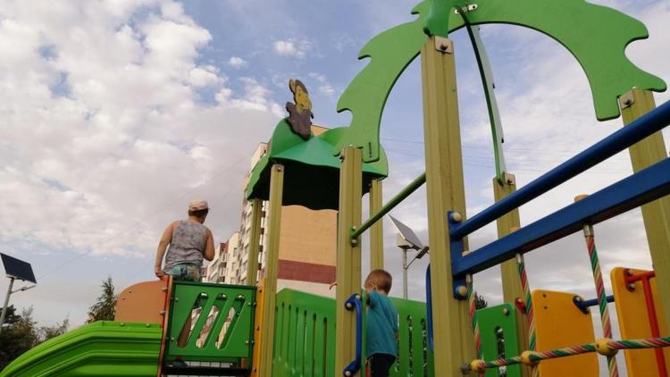 Детскую площадку построили в парке села Кевсала на Ставрополье