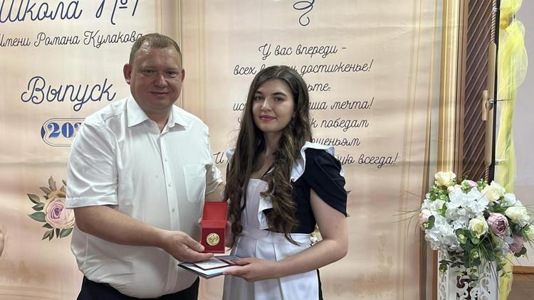 В Предгорном округе Ставрополья вручили 34 медали выпускникам школ