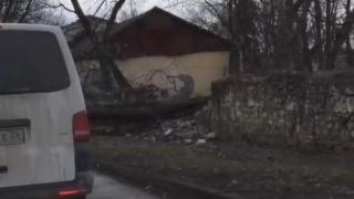 Поваленное ветром дерево перекрыло дорогу в Пятигорске