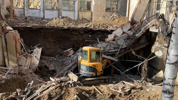 В Кисловодске при обрушении стены бывшего санатория погиб человек