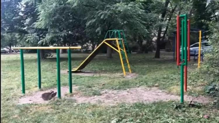 В Ессентуках депутат помог отремонтировать детские площадки