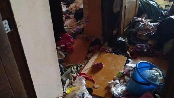 В Ставрополе двое детей жили в квартире под мусорными завалами