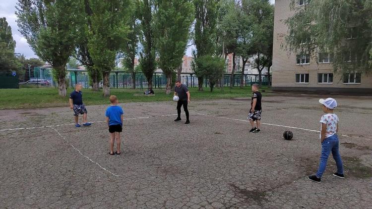 Детям из Донбасса в Ставрополе передали мячи и ракетки