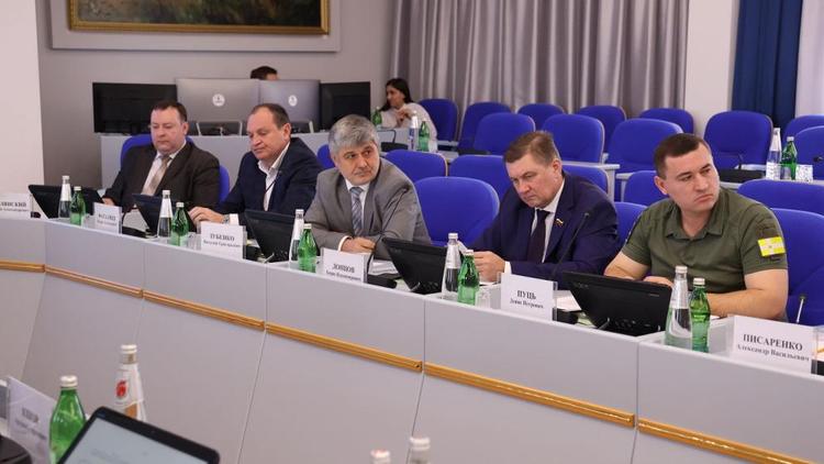 Депутаты рассмотрели проект бюджета Ставрополья совместно с представителями непарламентских партий