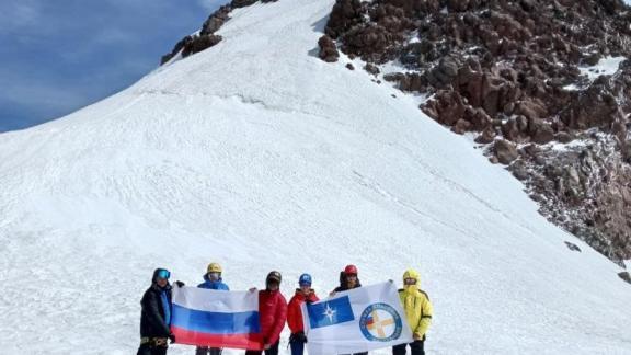 Спасатели покорили гору Казбек ради Ставрополя