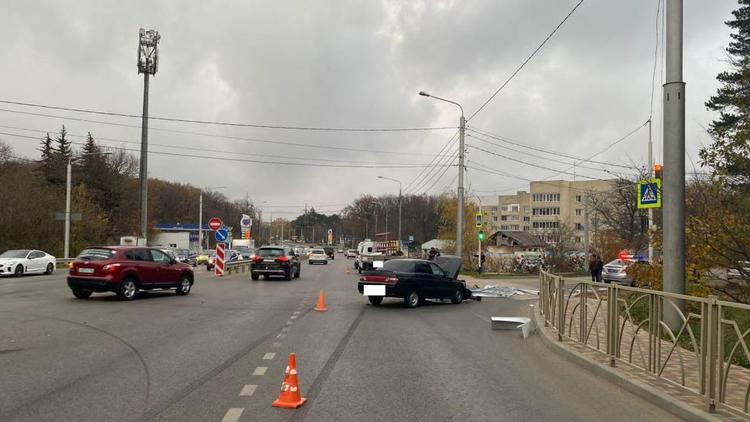 Водитель легковушки пострадал при столкновении с грузовиком в Ставрополе